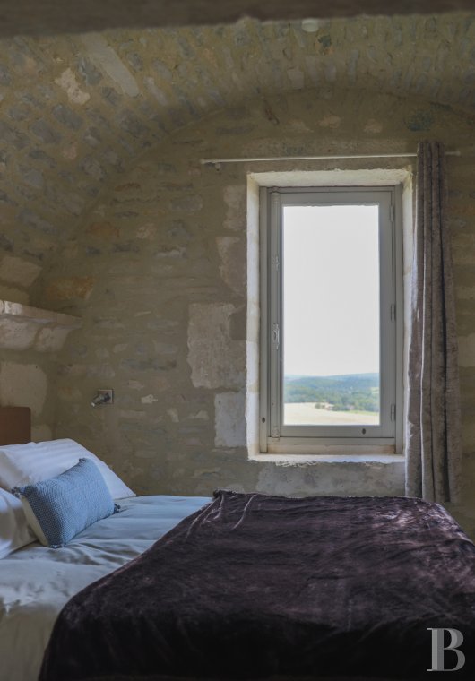 En Bourgogne, non loin de Vézelay, un château en bord de falaise surplombant l’Yonne - photo  n°36